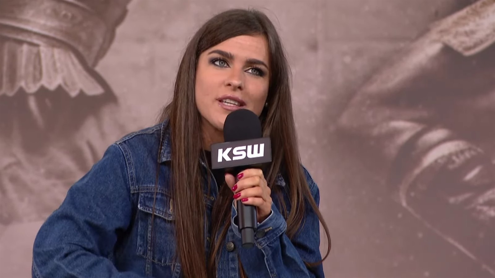 Paulina Klimek z mikrofonem KSW